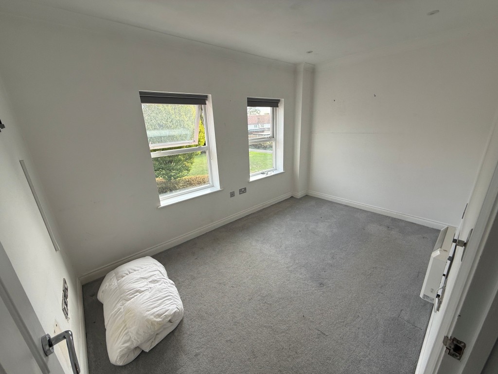 Lot: 64 - THREE-BEDROOM SPLIT LEVEL MAISONETTE - Rectangular bedroom